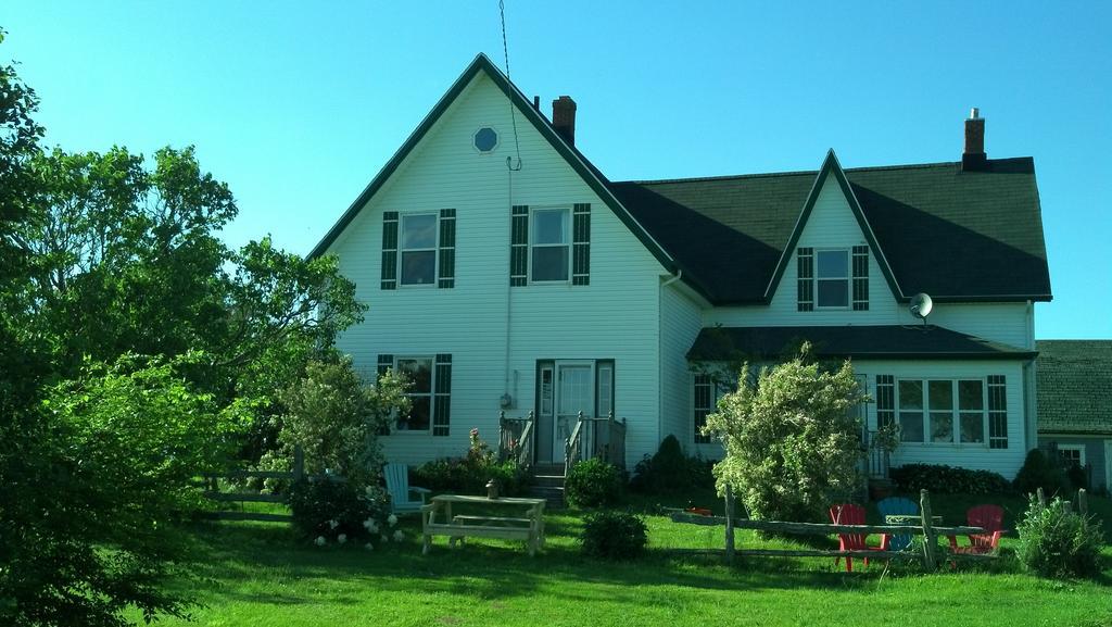 Lovely Green Gable Home Miscouche Екстериор снимка