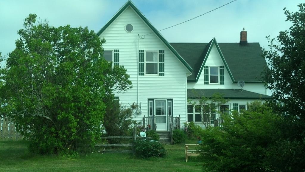 Lovely Green Gable Home Miscouche Екстериор снимка