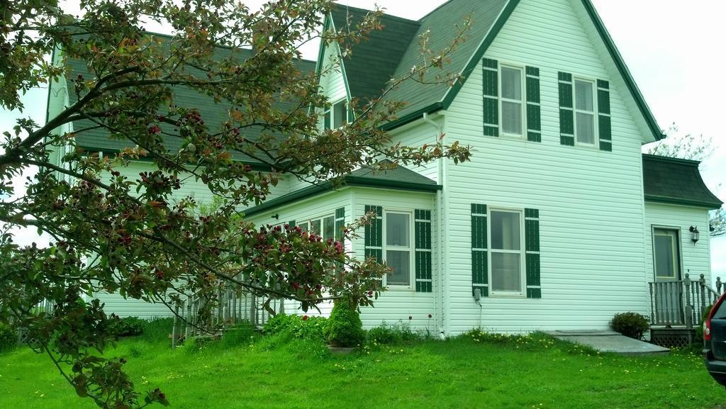 Lovely Green Gable Home Miscouche Екстериор снимка