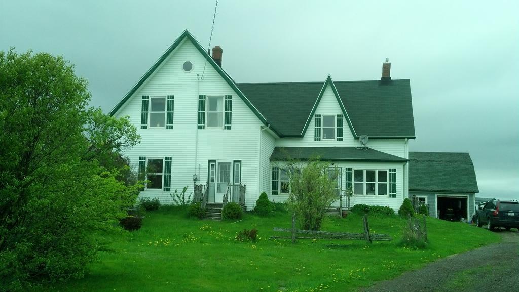 Lovely Green Gable Home Miscouche Екстериор снимка